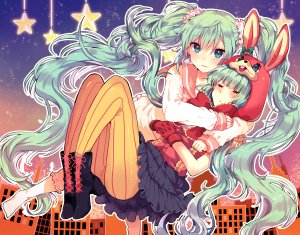 池内たぬま,初音ミク,VOCALOID,兽耳,脸红,兔耳,手套,绿发,连帽衫,kneehighs,长发,黑丝,制服,短裙,双马尾,LOL