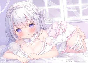 独立虚拟YouTuber,omochi_monaka,呆毛,露肩,脸红,breasts,cleavage,连衣裙,全身,长发,视线正对,横臥,紫色眼,缎带,笑顔,single,Vtuber,白发