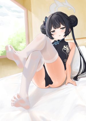 竜華キサキ,蔚蓝档案,toki913710,黑发,三股辫,汉服,双团子头,连衣裙,包子頭,发饰,光晕,长发,视线正对,開口,坐姿,single,丝袜,双马尾,白丝