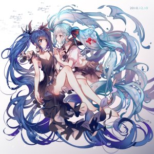 初音ミク,瓶初音,VOCALOID,lotfd99qod9,裸足,碧眼,青发,胸部,cleavage,连衣裙,全身,长发,横乳,迷你短裙,開いた口,学校制服,水手服,深海少女,衬衫,短裙,白背景